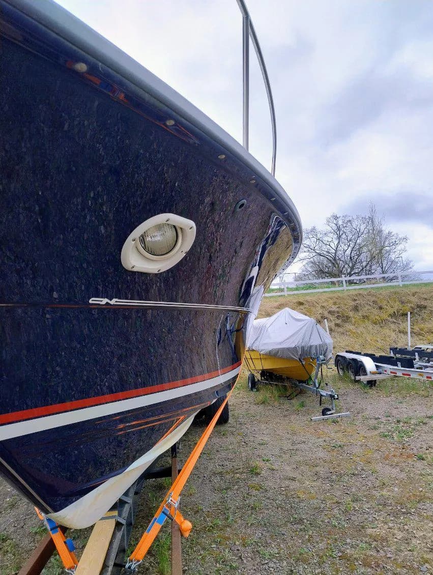 Mörkblått skrov med ventil