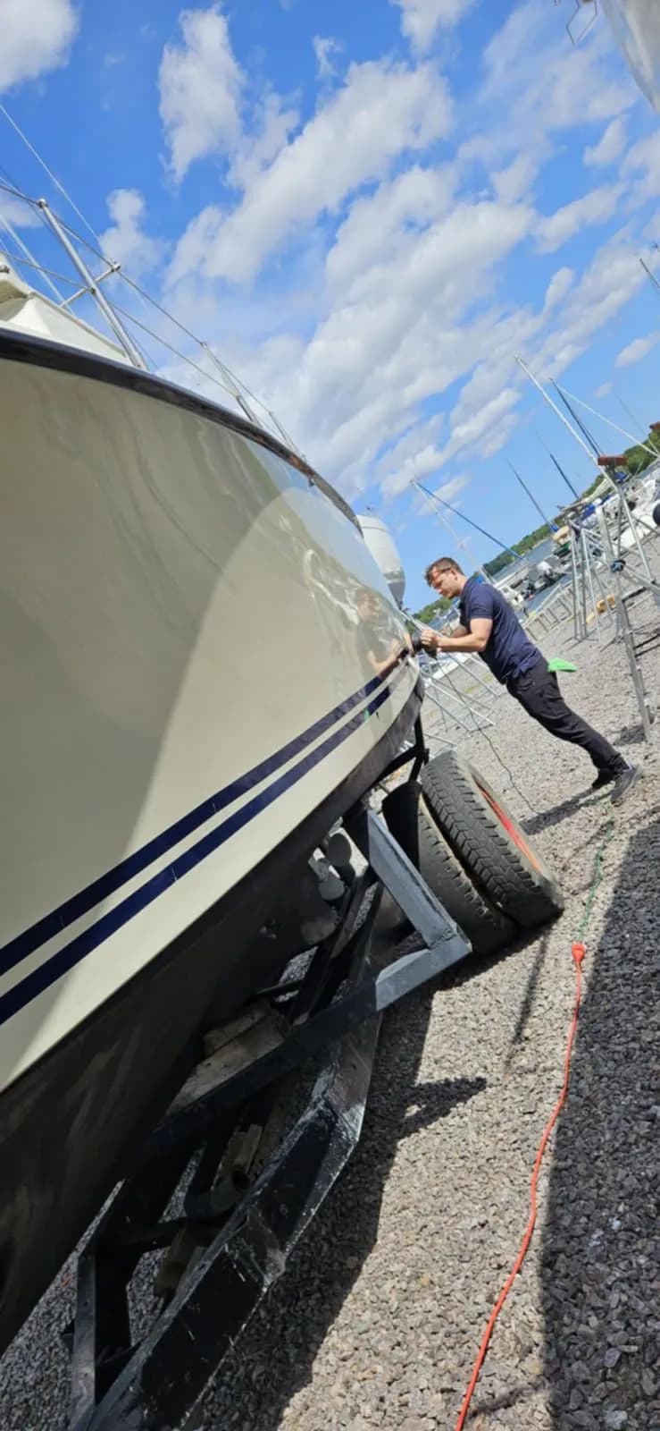 Polering av segelbåtsskrov