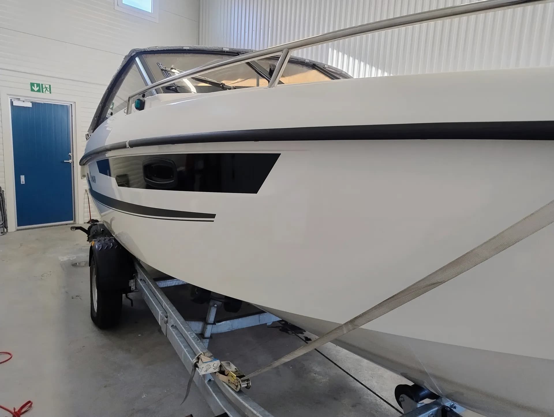 Nymålad och vaxad båt