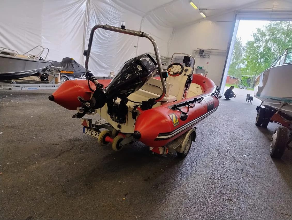 Röd RIB med utombordare