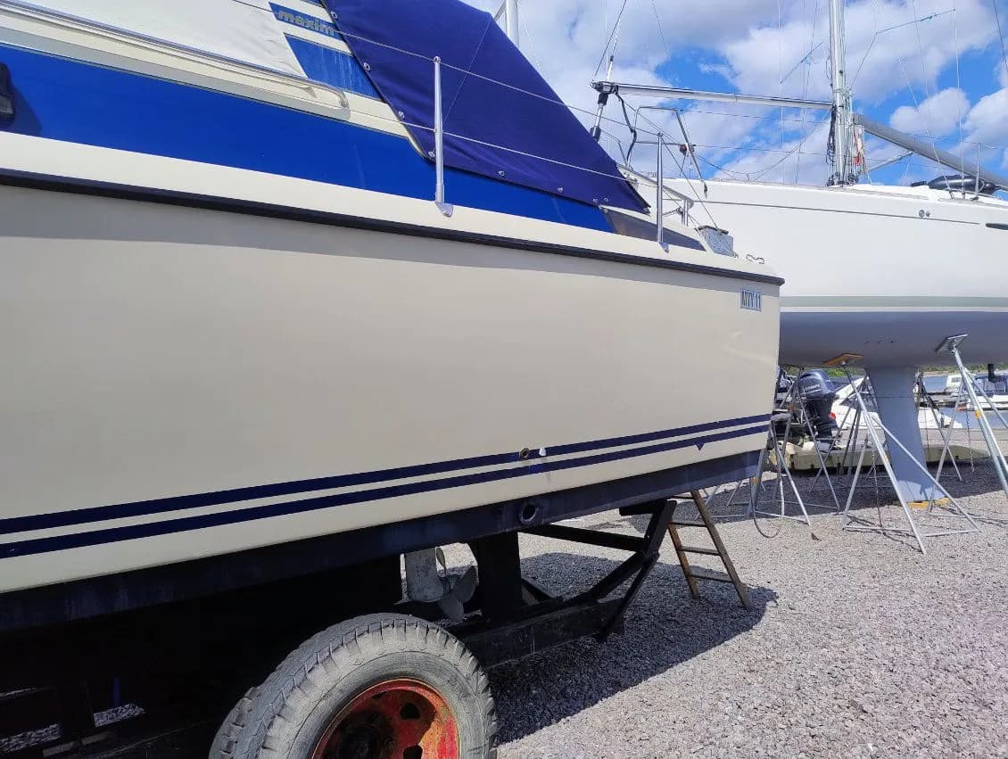 Segelbåt skrov blå kapell