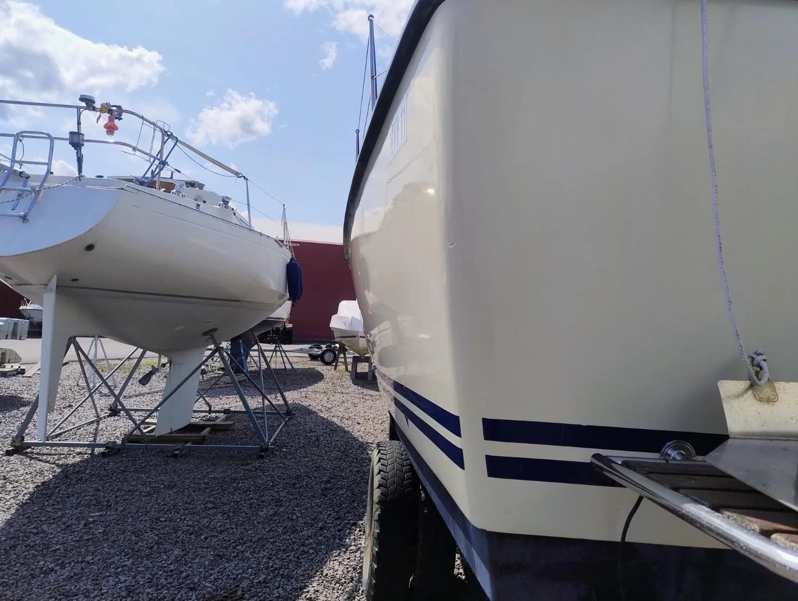 Segelbåt skrov akter