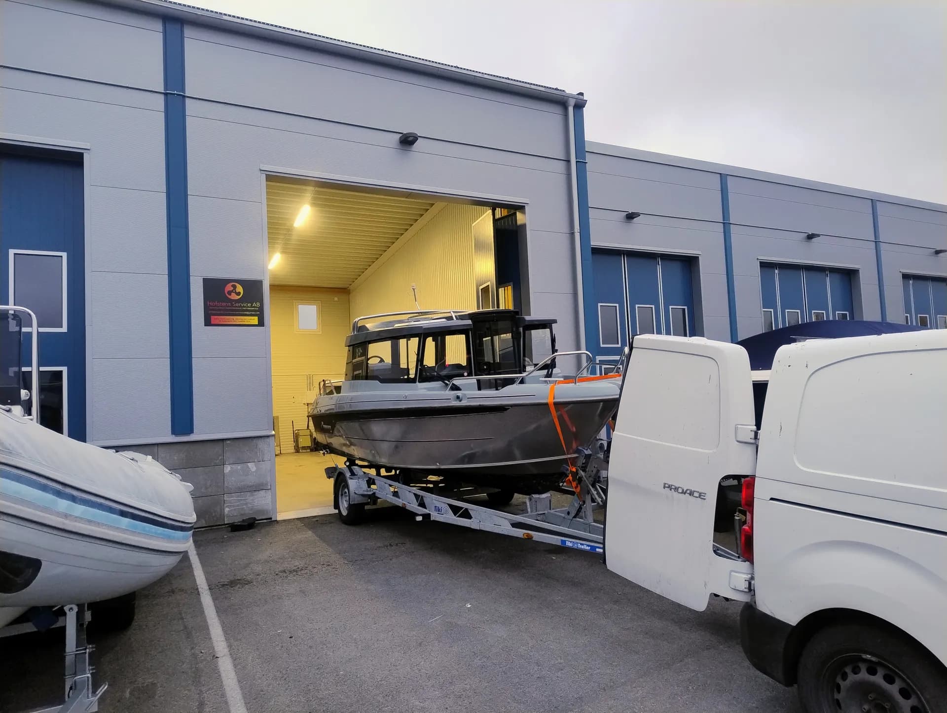 Yamarin på transport för rengöring